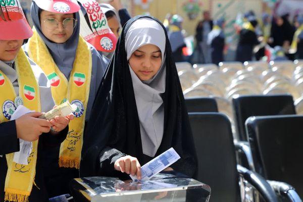 جشن عاطفه‌ها در دبیرستان ۱۳ آبان تبریز