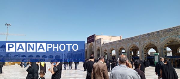 حال و هوای زائرین عزادار حرم مطهر امام رضا(ع)