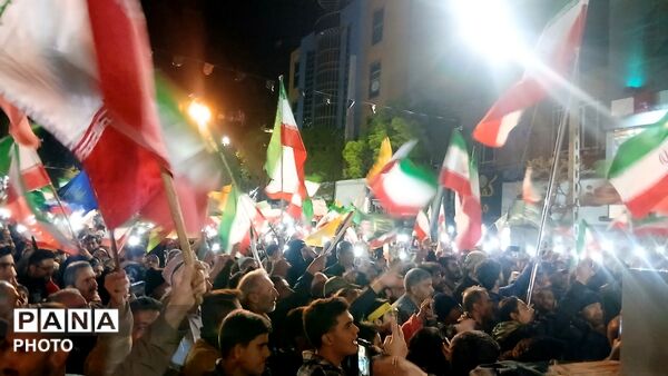 در سپیدای تاریکی ، مردم فریاد روشنی زدند