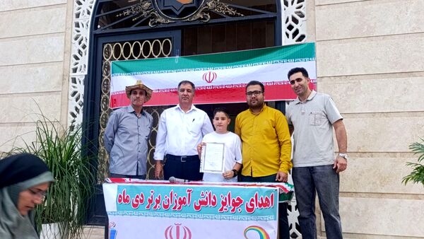 تجلیل‌ از دانش آموزان برتر دبیرستان پسرانه آوینی ۲ در سرای مهر و ادب 