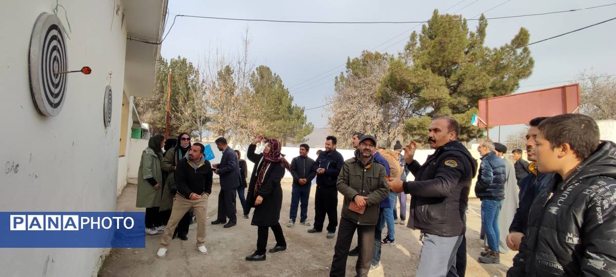 مسابقات دارت پدر و دختری به مناسبت روز پدر در دبیرستان شهید اسدالله شجاعی