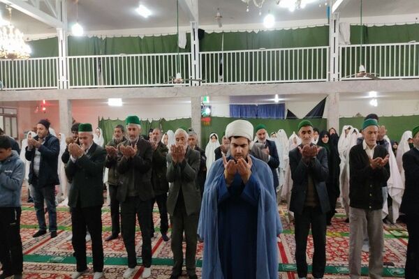 اقامه نماز جماعت باحضور معتکفین در مسجد جامع شهر بار نیشابور 
