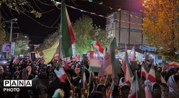 اربعین سردار غلامرضا سلیمانی و هم‌نوایی با کاروان حسینی در تجمع مردمی