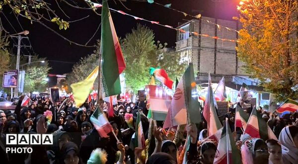 اربعین سردار غلامرضا سلیمانی و هم‌نوایی با کاروان حسینی در تجمع مردمی