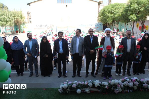 جشن شکوفه‌ها در دبستان کشاورز با استقبال ویژه از کلاس‌اولی‌ها
