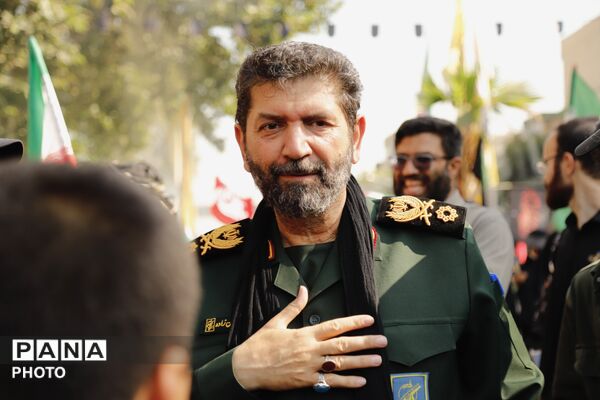 حضور فرمانده سپاه تهران در میان خیل زائران جاماندگان اربعین