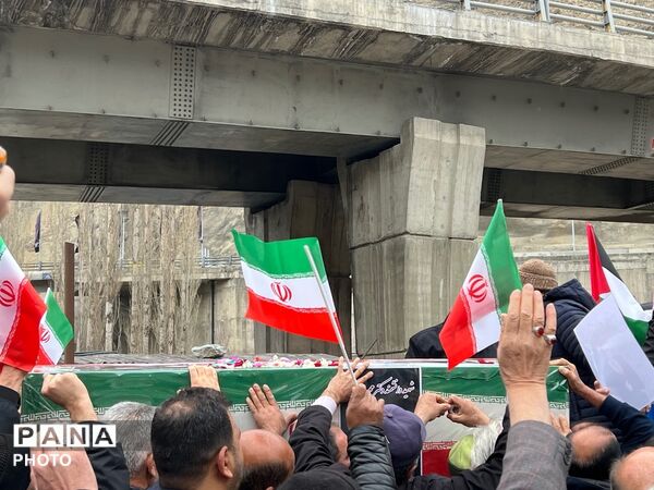 تشییع پیکر شهید دانشمند محمدرضا کیا بر دستان مردم کرج 