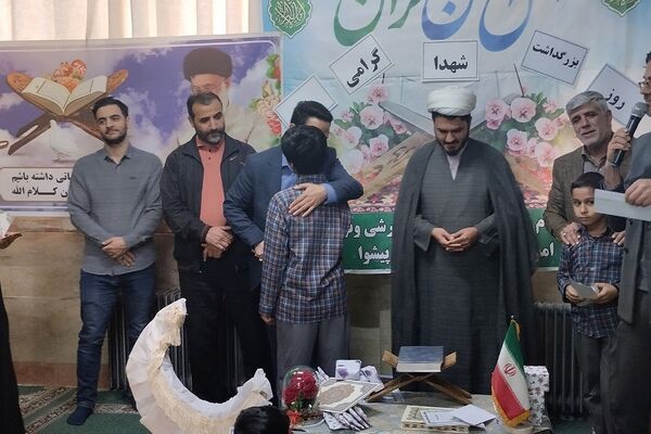 یادواره شهدا و محفل انس با قرآن در دبستان علامه طباطبایی پیشوا