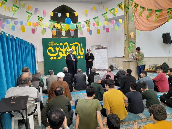 دیدار رئیس آموزش و پرورش منطقه پردیس با دانش‌آموزان معتکف در مسجد الزهرا