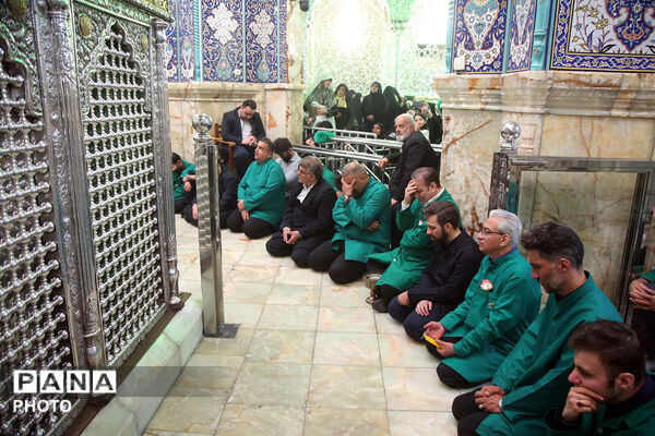 گل آرایی ضریح مطهر حضرت معصومه(س) در شب میلاد امام رضا(ع)