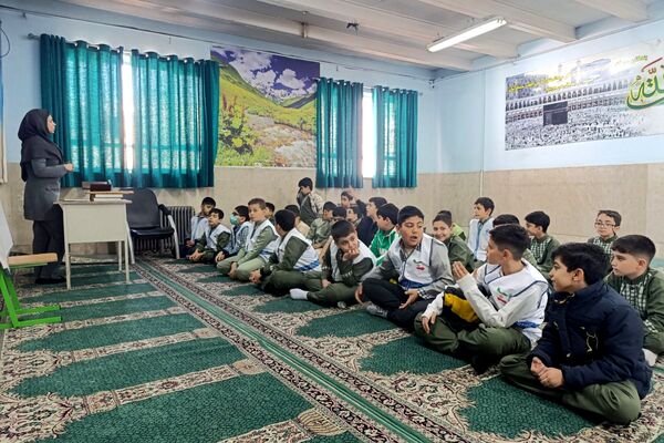 ترویج تغذیه سالم با همکاری سفیران سلامت در مدرسه پسرانه شهید رجایی