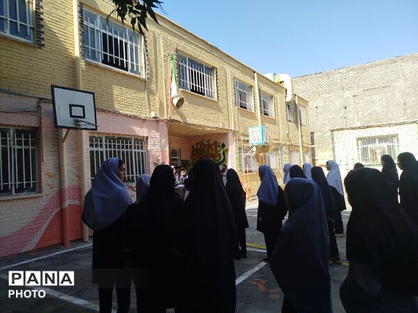 جشن جوانه‌ها؛ خوش‌آمدگویی به هفتمی‌های دبیرستان دانشور ۲  نیشابور 