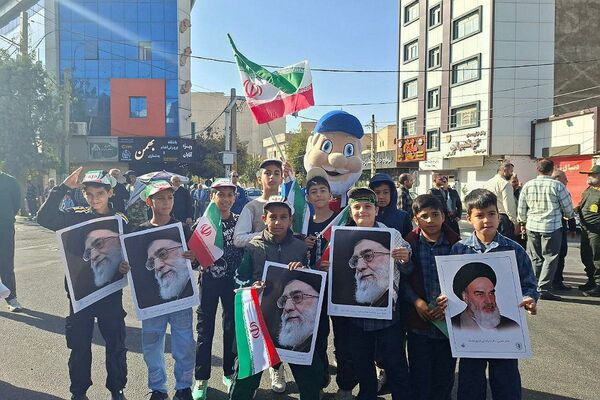 خروش هزاران دانش آموز ورامینی در ۱۳ آبان