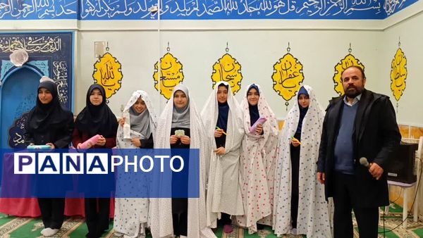 همخوانی سرود «ایرانمون» در دبیرستان حضرت معصومه (س) ناحیه 4 کرج 