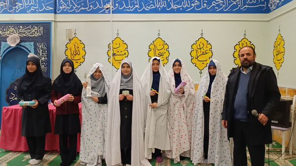 همخوانی سرود «ایرانمون» در دبیرستان حضرت معصومه (س) ناحیه 4 کرج 