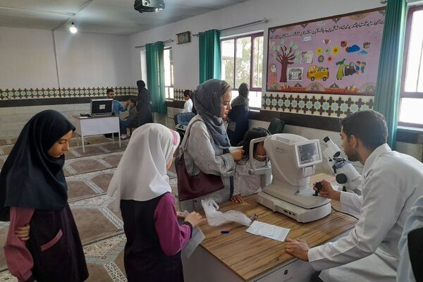 حضور پزشکان خیریه امام حسن عسگری برای غربالگری دانش آموزان دبستان میرشفیعی ها امری جهادی