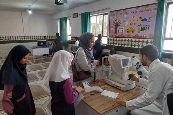 حضور پزشکان خیریه امام حسن عسگری برای غربالگری دانش آموزان دبستان میرشفیعی ها امری جهادی