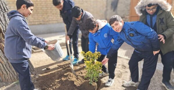 مشارکت دانش‌آموزان در فعالیت درختکاری دبستان شهدای گمنام۲