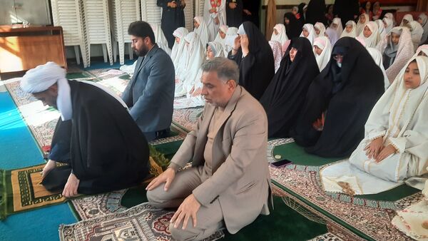 نماز جماعت در دبستان شهید رجبی۲ با حضور مسئولان اداره آموزش و پرورش ناحیه 6