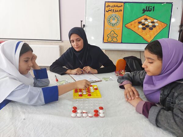 تصاویری زیبا از تمرکز دانش‌آموزان دختر در المپیاد رویش ناحیه۳ شیراز 