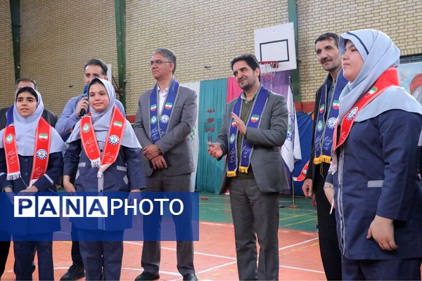 بهارستان دو صحنه همفکری، همدلی و همکاری پیشتازان در همایش یاوران انقلاب