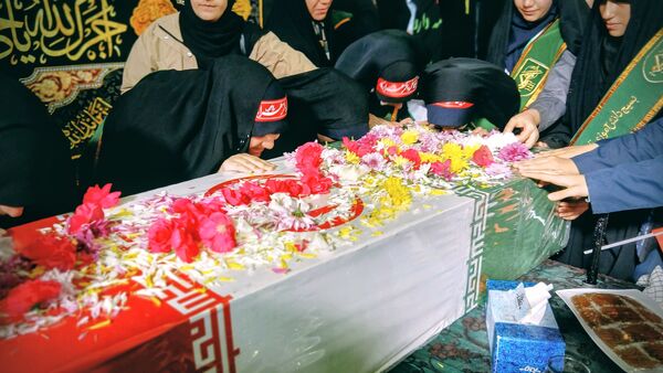 تشییع پیکر شهید گمنام در دبیرستان احمدی روشن شهرستان فردیس 