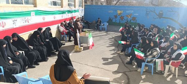 طنین زنگ انقلاب در مدرسه حضرت زهرا(س) نیر