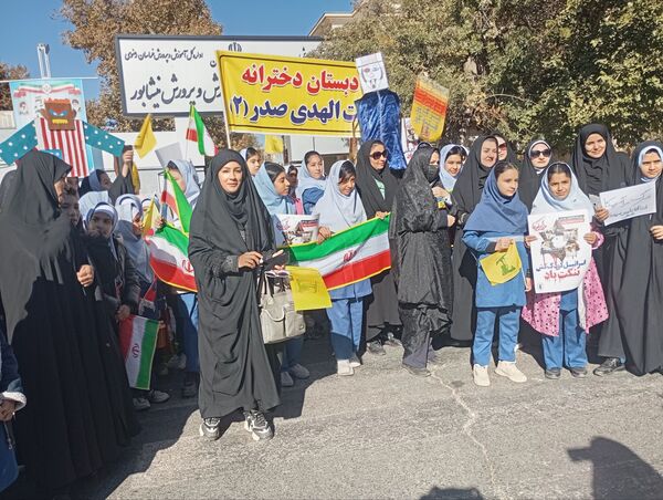 حضور پرشور دانش‌آموزان در راهپیمایی روز ۱۳ آبان