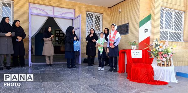 تقدیراز مربی پرورشی مدرسه فاطمه الزهرا(س) در هفته امور تربیتی