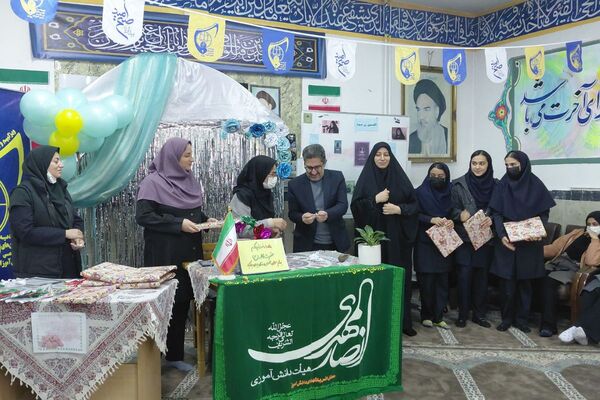 پیش‌اجلاسیه نماز در مدارس فیروزکوه با تجلیل از فعالان دینی