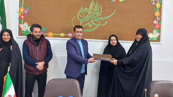  تجلیل از اولیا جانباز و پاسدار دبیرستان شاهد عصمت ناحیه 3 کرج 