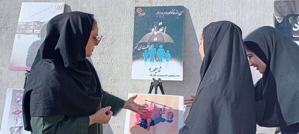 نمایشگاه پیشگیری از آسیب های اجتماعی در دبیرستان مادرمهربان خلیل آباد