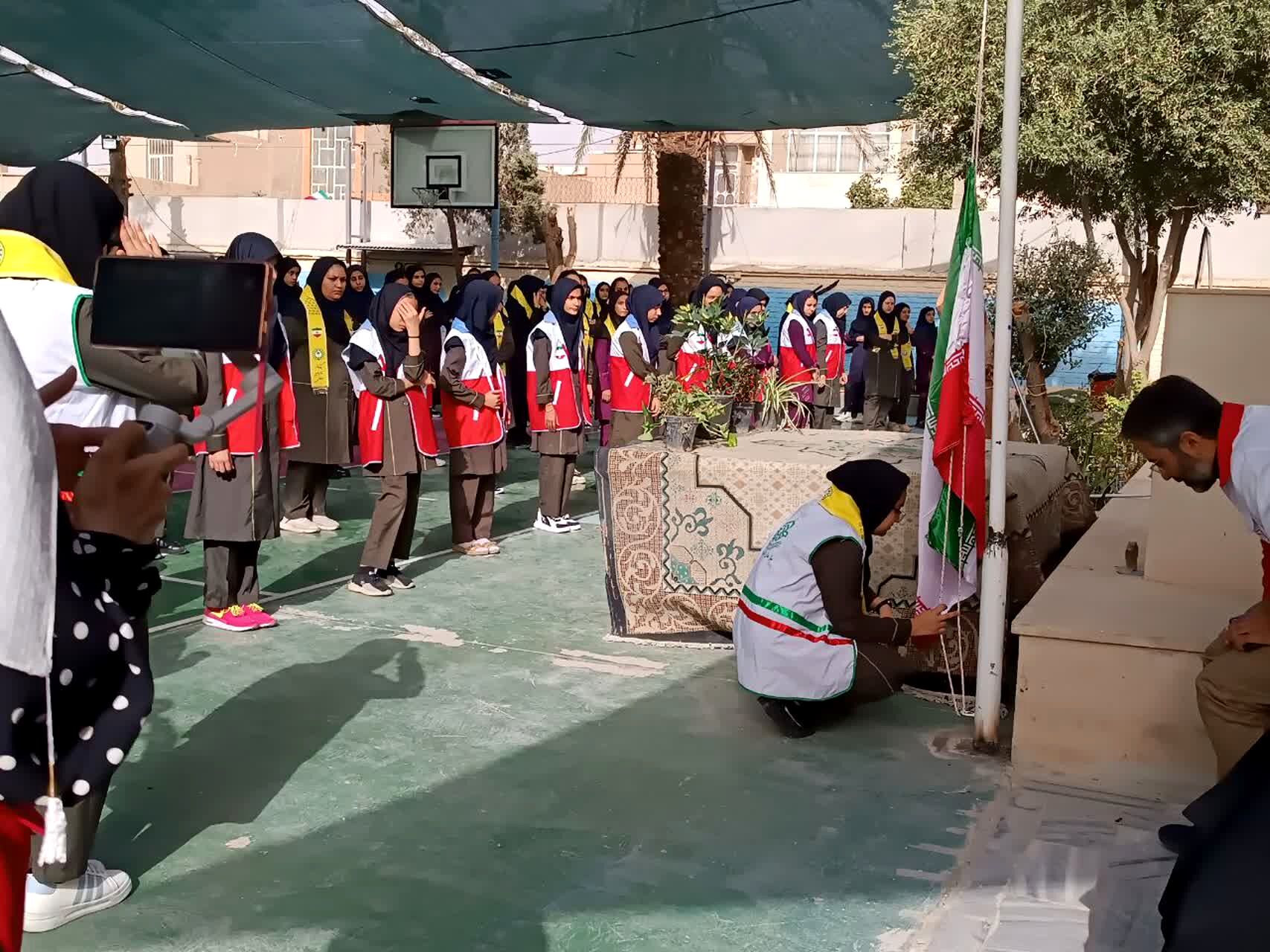 هلال‌احمر، همراه دانش‌آموزان دبیرستان عفت در مراسم صلح و دوستی