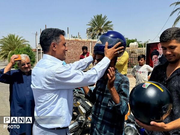 توزیع کلاه ایمنی رایگان به راکبین موتور سیکلت روستای نعمت آباد 