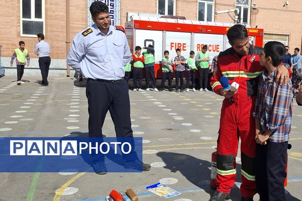 آموزش نکات ایمنی آتش‌نشانی در آموزشگاه معارف ۶