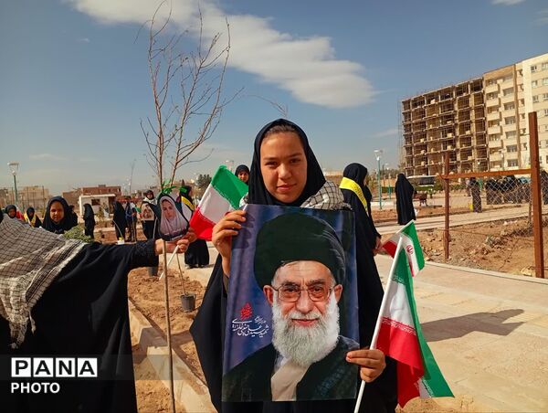 دانش‌آموزان دبیرستان عفت در کاشت ۱۰۰۰ درخت شریک شدند