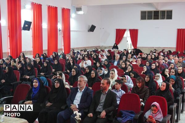 تجلیل از برگزیدگان آموزش ابتدایی در بهارستان یک