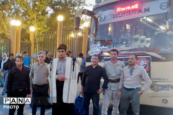 حضور پرشور جمعی از قوم بختیاری لردگان در آیین تشییع رهبر در میدان انقلاب تهران
