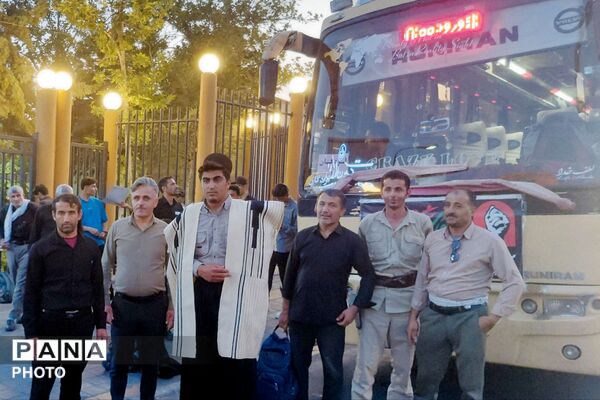 حضور پرشور جمعی از قوم بختیاری لردگان در آیین تشییع رهبر در میدان انقلاب تهران
