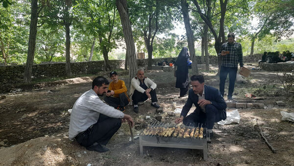 بازدید دانش‌آموزان جعفرآباد از کارگاه گلاب‌گیری روستای «بنابر»