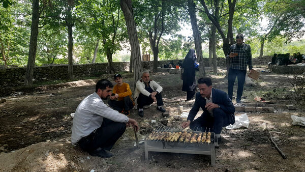 بازدید دانش‌آموزان جعفرآباد از کارگاه گلاب‌گیری روستای «بنابر»