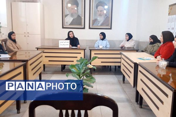 جلسه مدیر با دانش آموزان منتخب پژوهشسرا در دبیرستان شهدای هسته ای قرچک