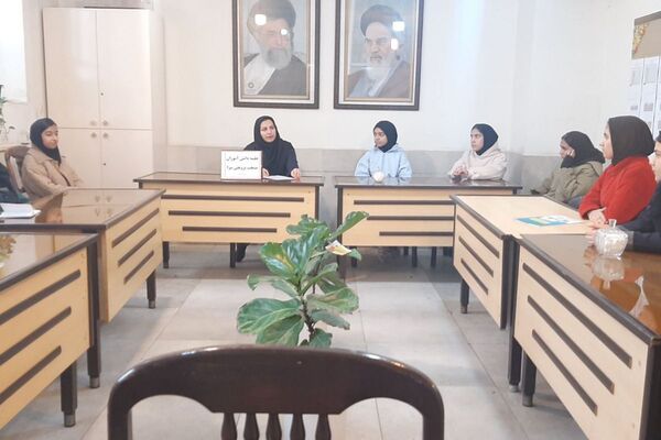 جلسه مدیر با دانش آموزان منتخب پژوهشسرا در دبیرستان شهدای هسته ای قرچک