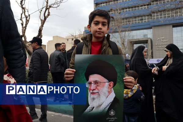 ٢٢ بهمن؛ روزى که دلها با قدم‌‌ها یکى میشود