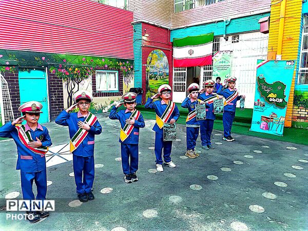 جشن آغاز سال تحصیلی و «روز پرچم» در مدرسه معراج منطقه ۱۰ تهران