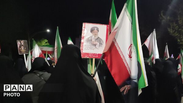 همبستگی در صف اول از راهپیمایی‌های شبانه تا پاسداشت روز معلم
