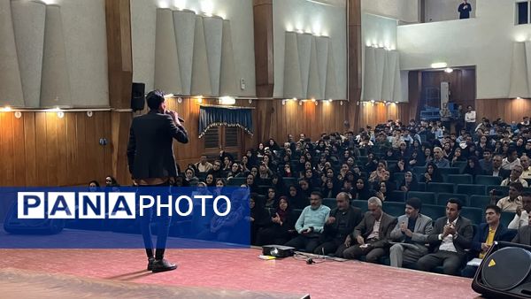 تجلیل از برترین‌های آموزشی و پرورشی دبیرستان نمونه آیت‌الله خامنه‌ای کاشمر