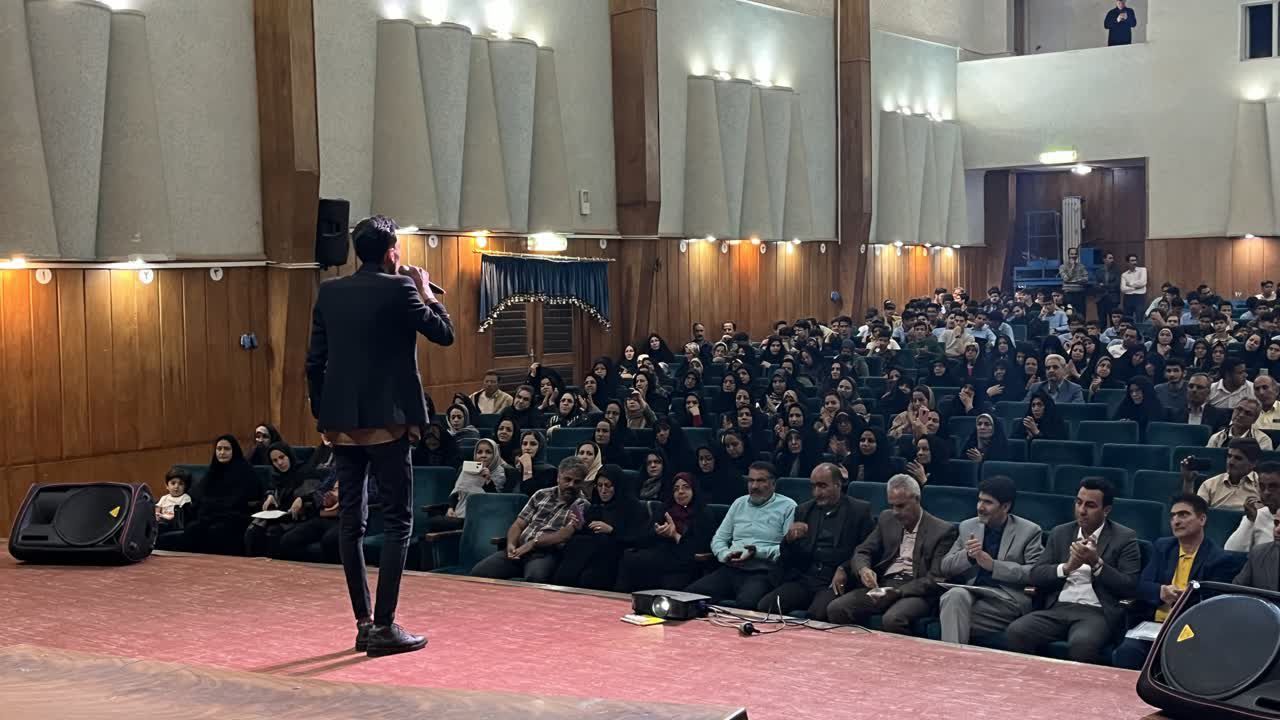 تجلیل از برترین‌های آموزشی و پرورشی دبیرستان نمونه آیت‌الله خامنه‌ای کاشمر