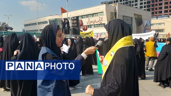 حضور پرشور دانش‌آموزان و اقشار مختلف مردم مشهد در راهپیمایی یوم‌الله ۱۳ آبان