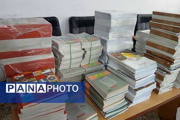 دبیرستان دخترانه بعثت۲ شهرک وایین در تدارک پروژه مهر با توزیع کتاب و لباس فرم